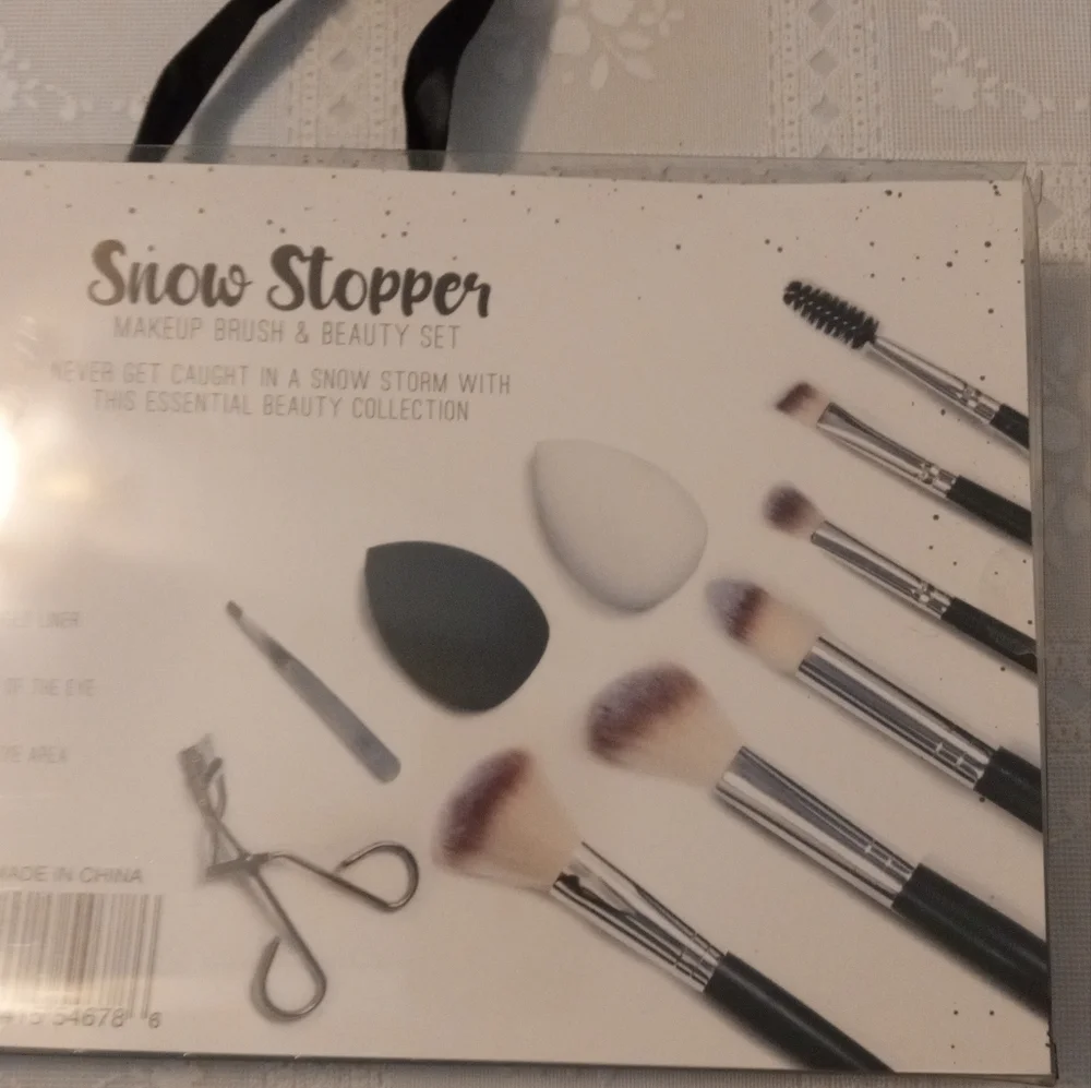 🆕 Glam Gadgets Snow Stopper Makeup Brush & Beauty Set, New